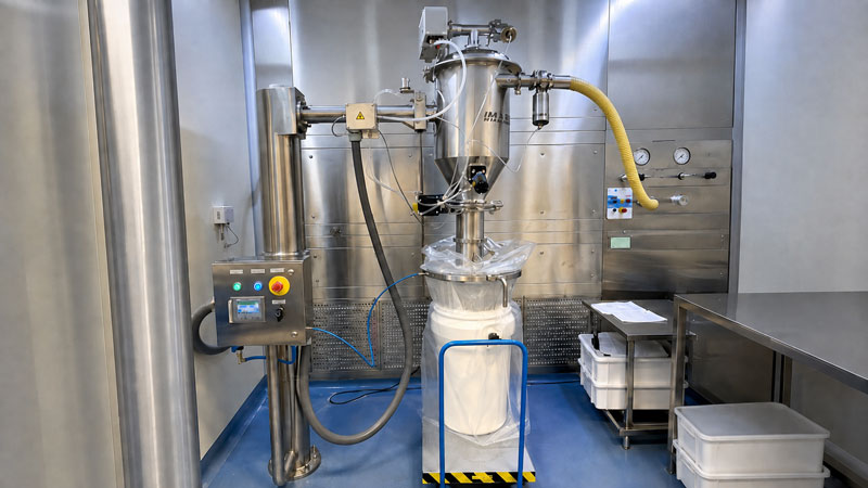 A 75 liter nestable drums in an API powder downflow station