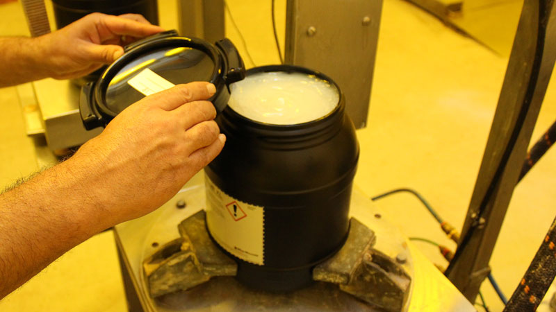 UV-safe screw lid drums protect UV-curable lacquers
