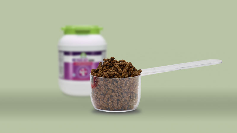 Bo Yeas Ultra granules are distributed to the horse with a dosing spoon