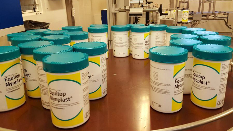 Kunststoff-Packo-Dosen werden mit Myoplast Muskelergänzungsmitteln gefüllt
