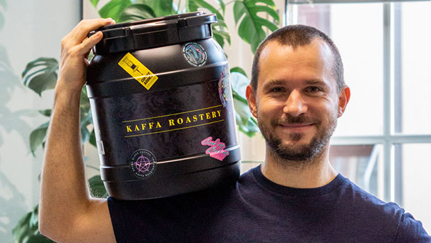 Svante Hampf, oprichter van Kaffa Roastery, met een herbruikbaar koffievat