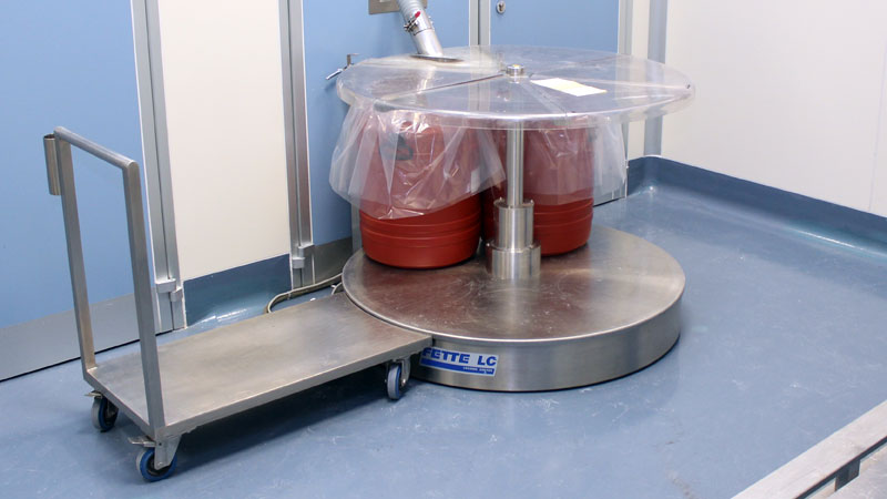 Screw lid drums on a production carousel