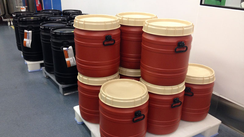 Reusable drums for internal transport of raw materials